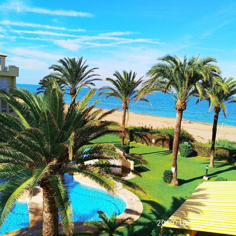 Estupendo apartamento en primera línea de playa y con vistas al mar Dénia Exterior foto