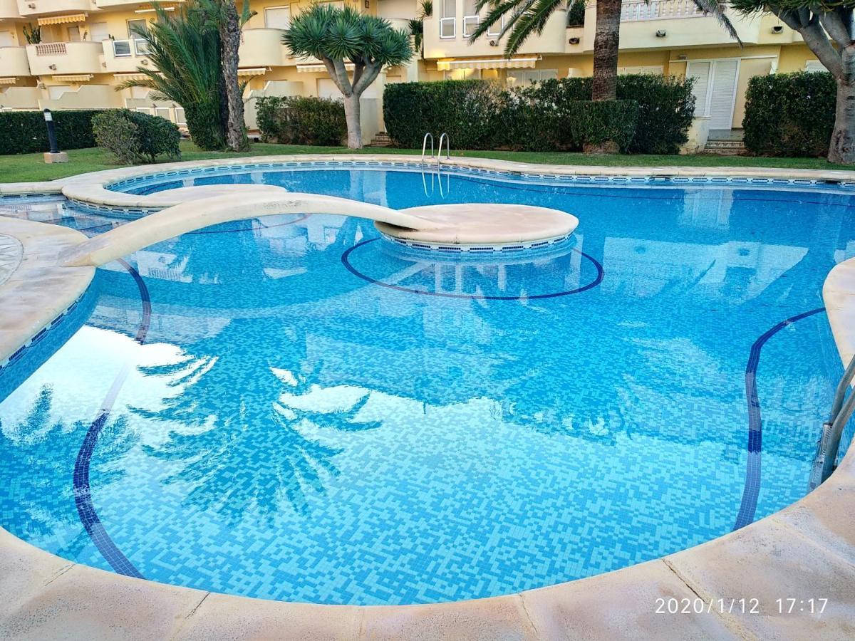 Estupendo apartamento en primera línea de playa y con vistas al mar Dénia Exterior foto