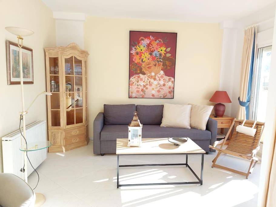 Estupendo apartamento en primera línea de playa y con vistas al mar Dénia Exterior foto