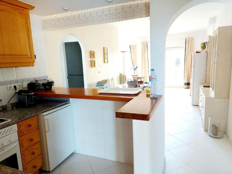 Estupendo apartamento en primera línea de playa y con vistas al mar Dénia Exterior foto